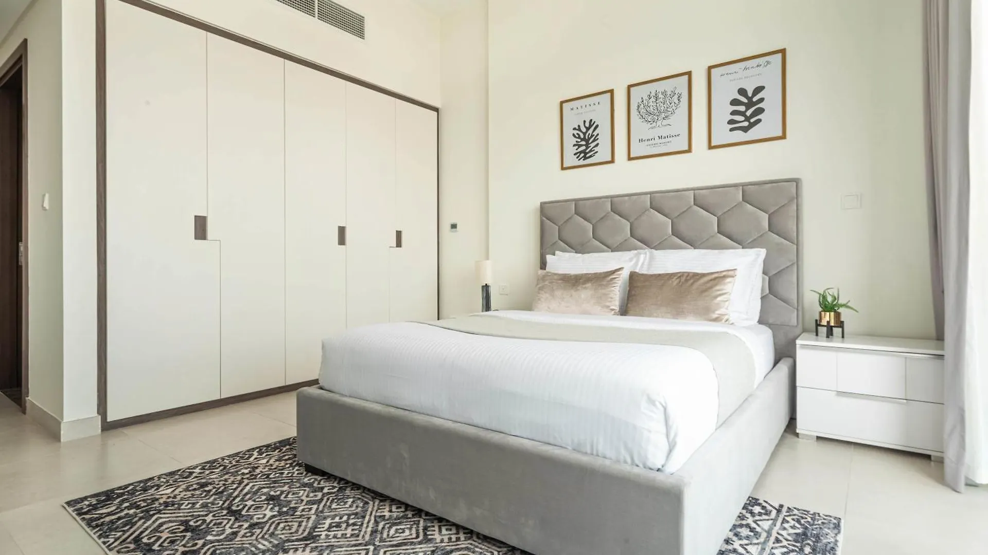 Frank Porter - 1 Residences 2 Dubai Apartment
